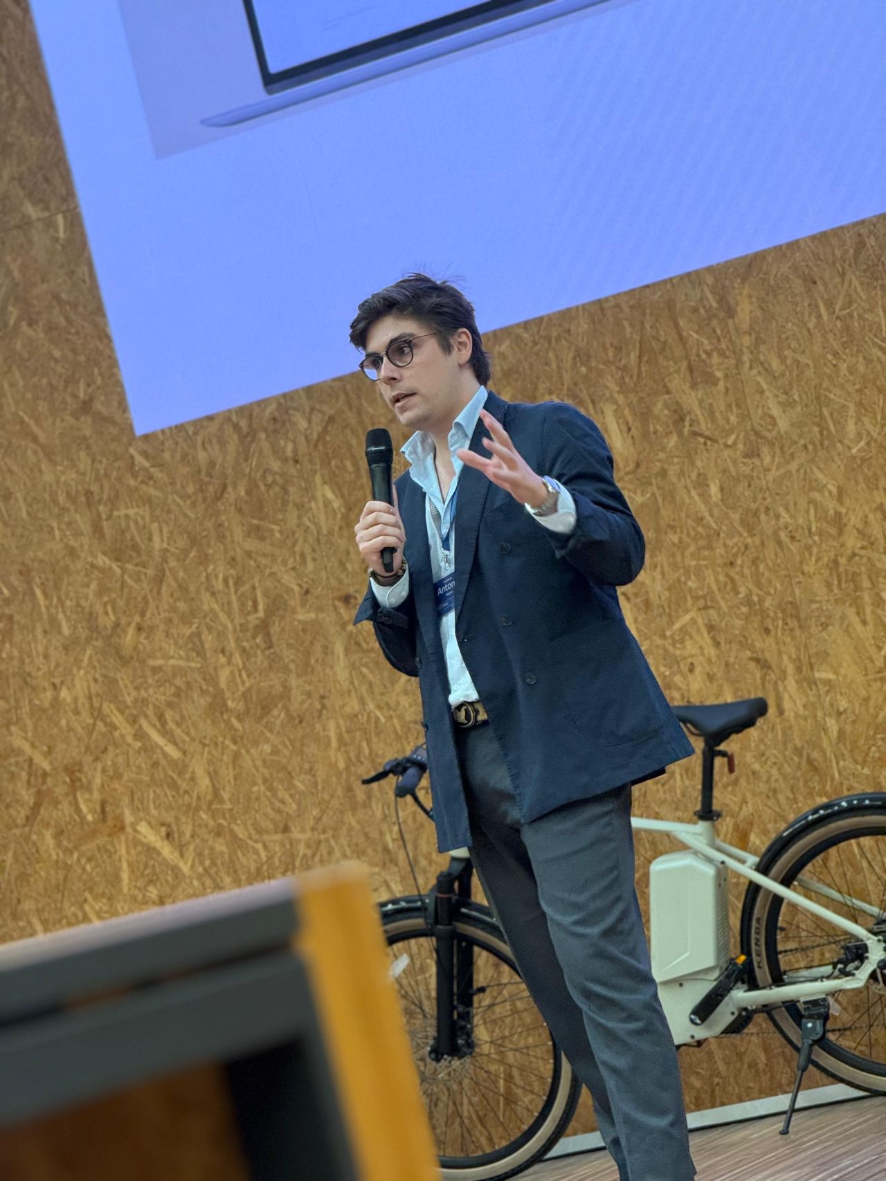 Antonio Medina presentando en un evento